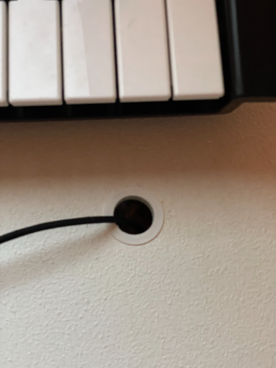 GUIDA PASSACAVO SCRIVANIA 2cm PASSA USB TIPO A