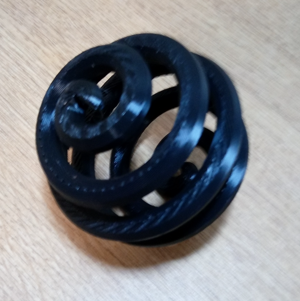 Spiral ball for dogs and cats