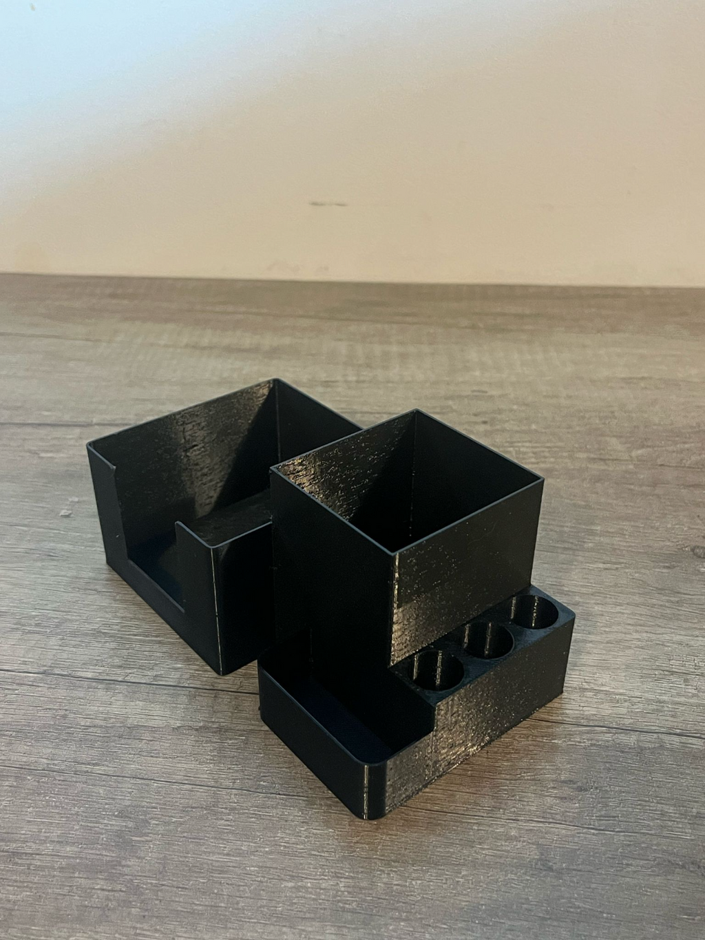 Desk organizer: sticky notes, airpods and more