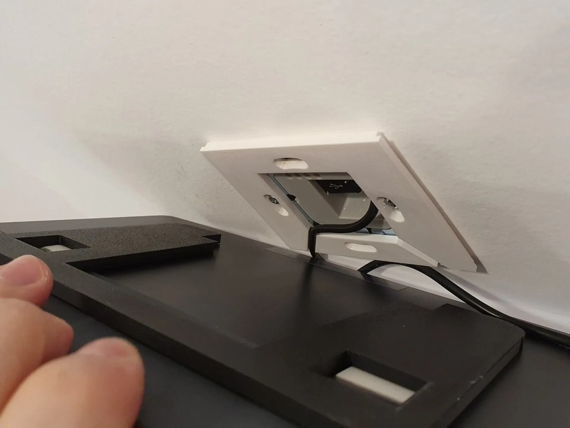 Floating tablet wall mount with charger support