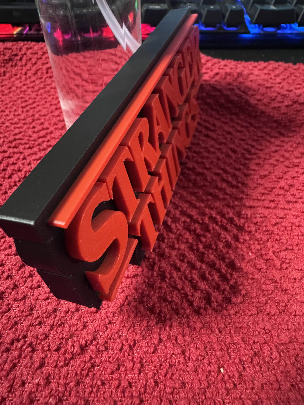 Logo Stranger Things da scrivania (3MF, 2 colori)