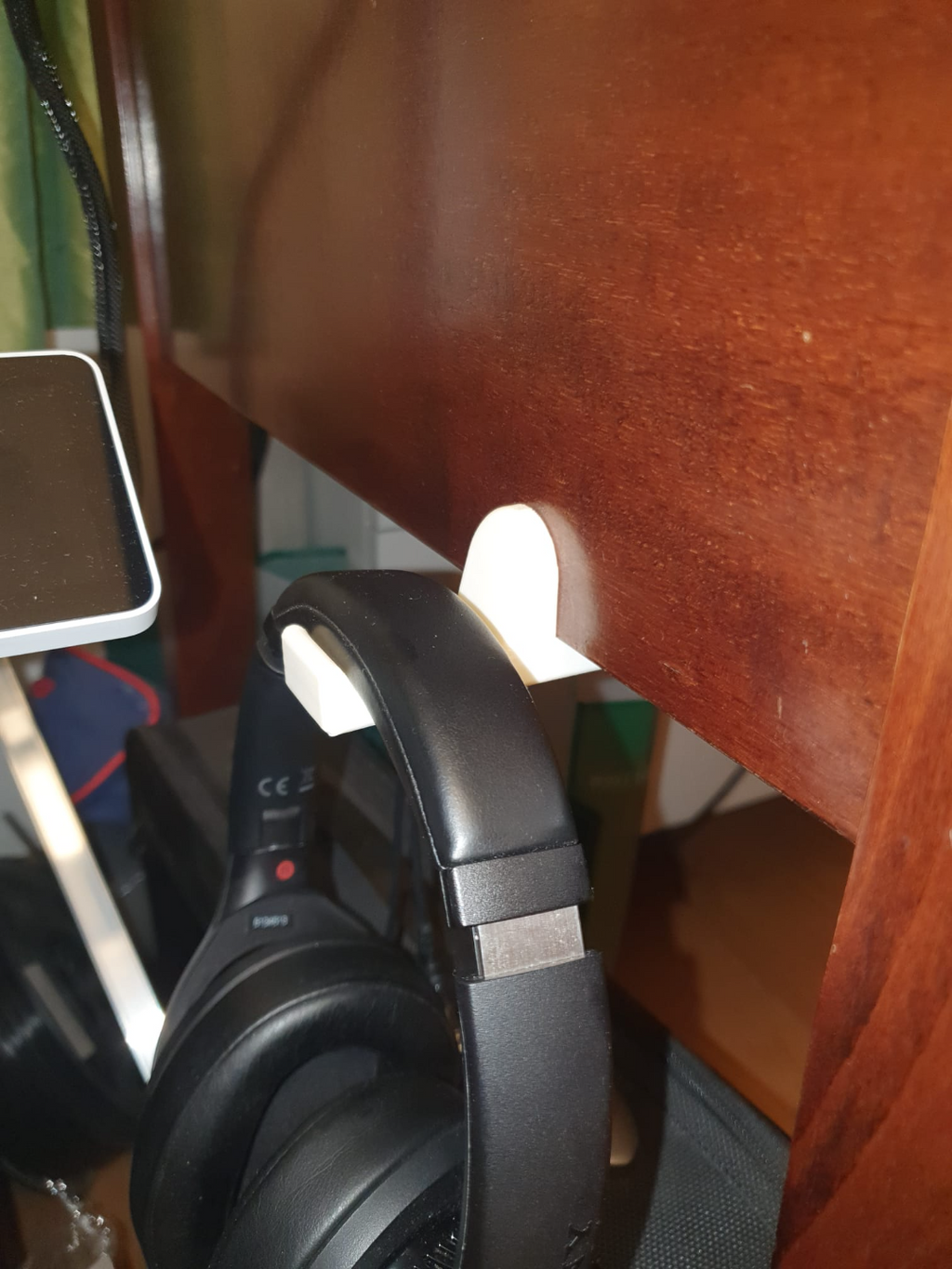 Headphones holder for vertical desk pannel