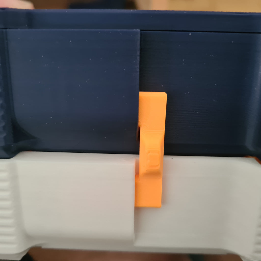 Stapelbare Sortierbox mit Deckel und Verriegelung