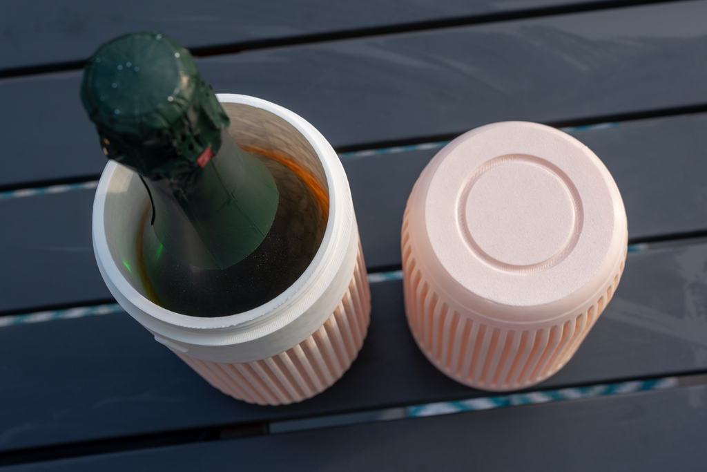 Curvy wine bottle case