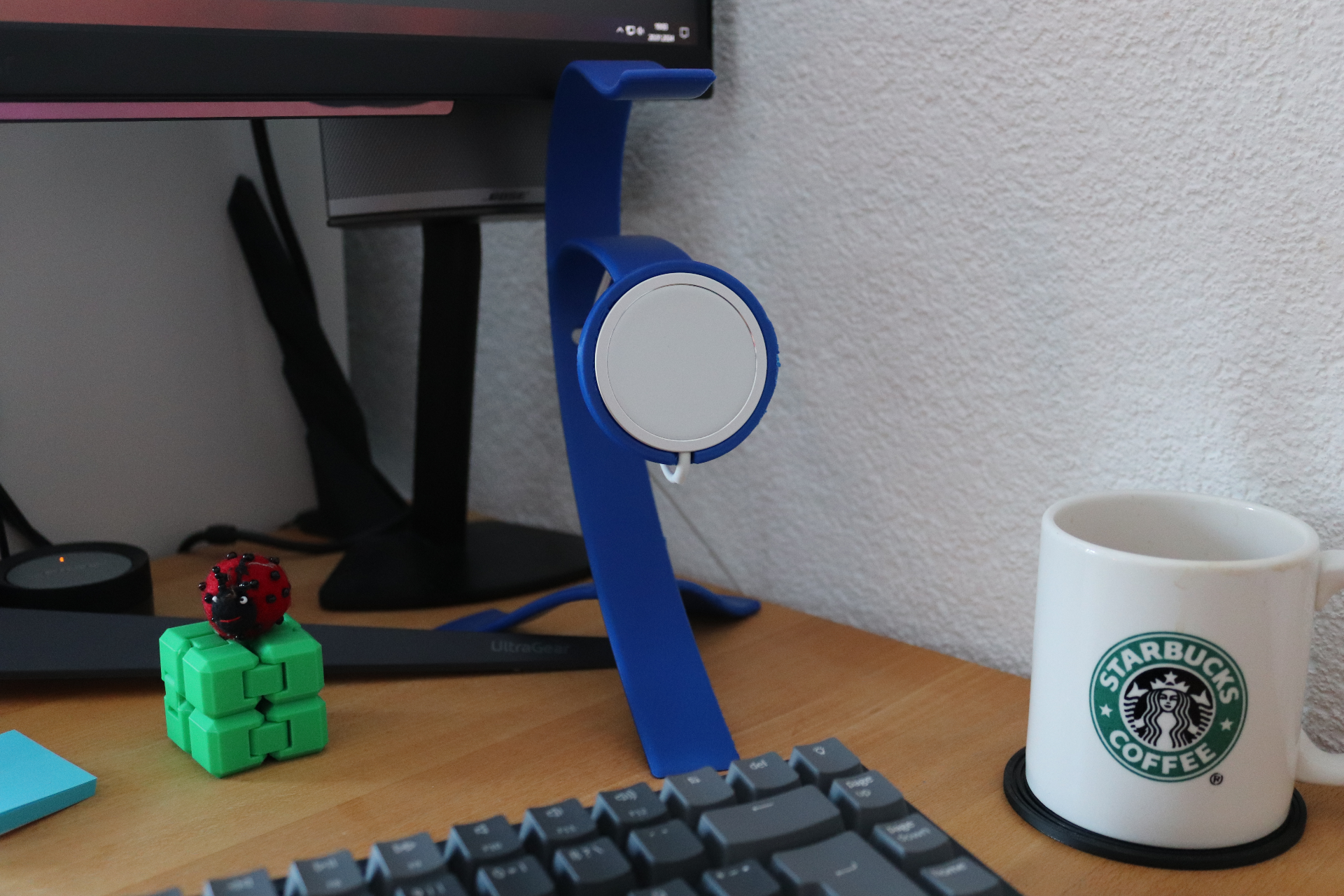 Headphones & iPhone Magsafe Stand