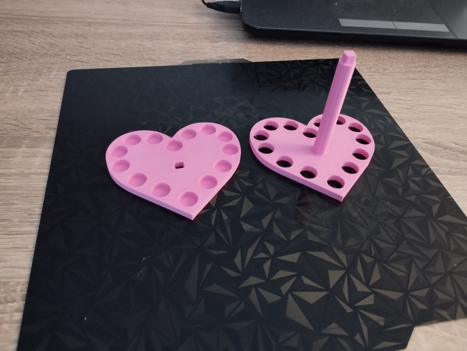 Pen holder heart-shaped