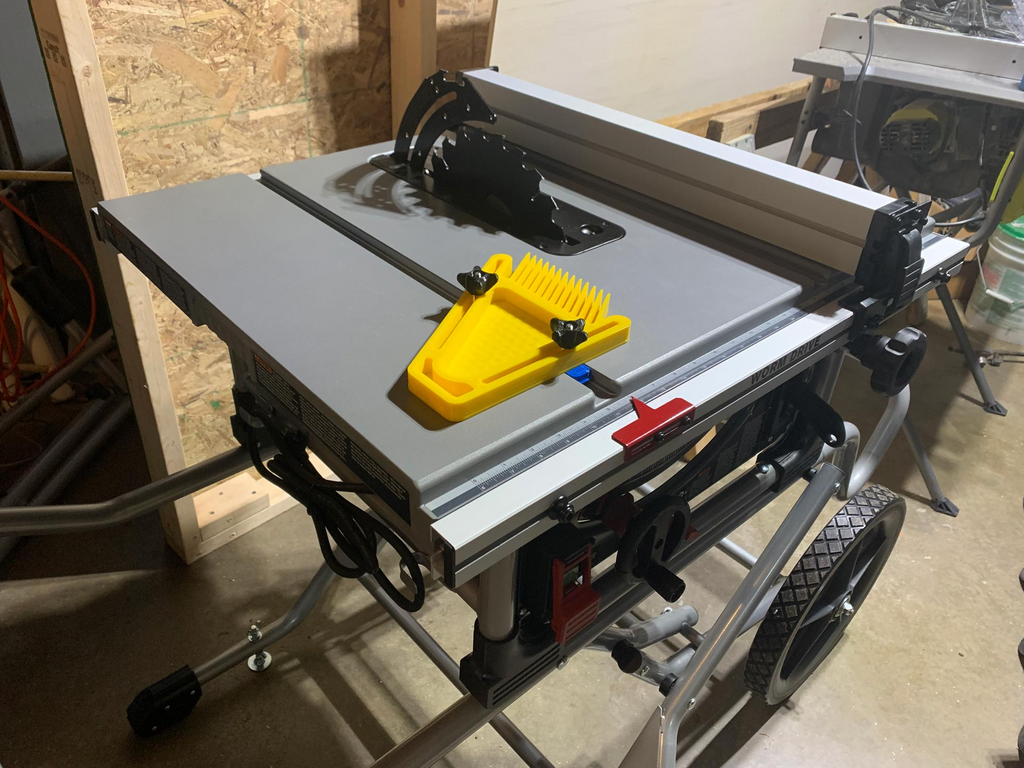 Featherboard for woodworking, no supports needed, with M5 & M6 options for knobs & track slides