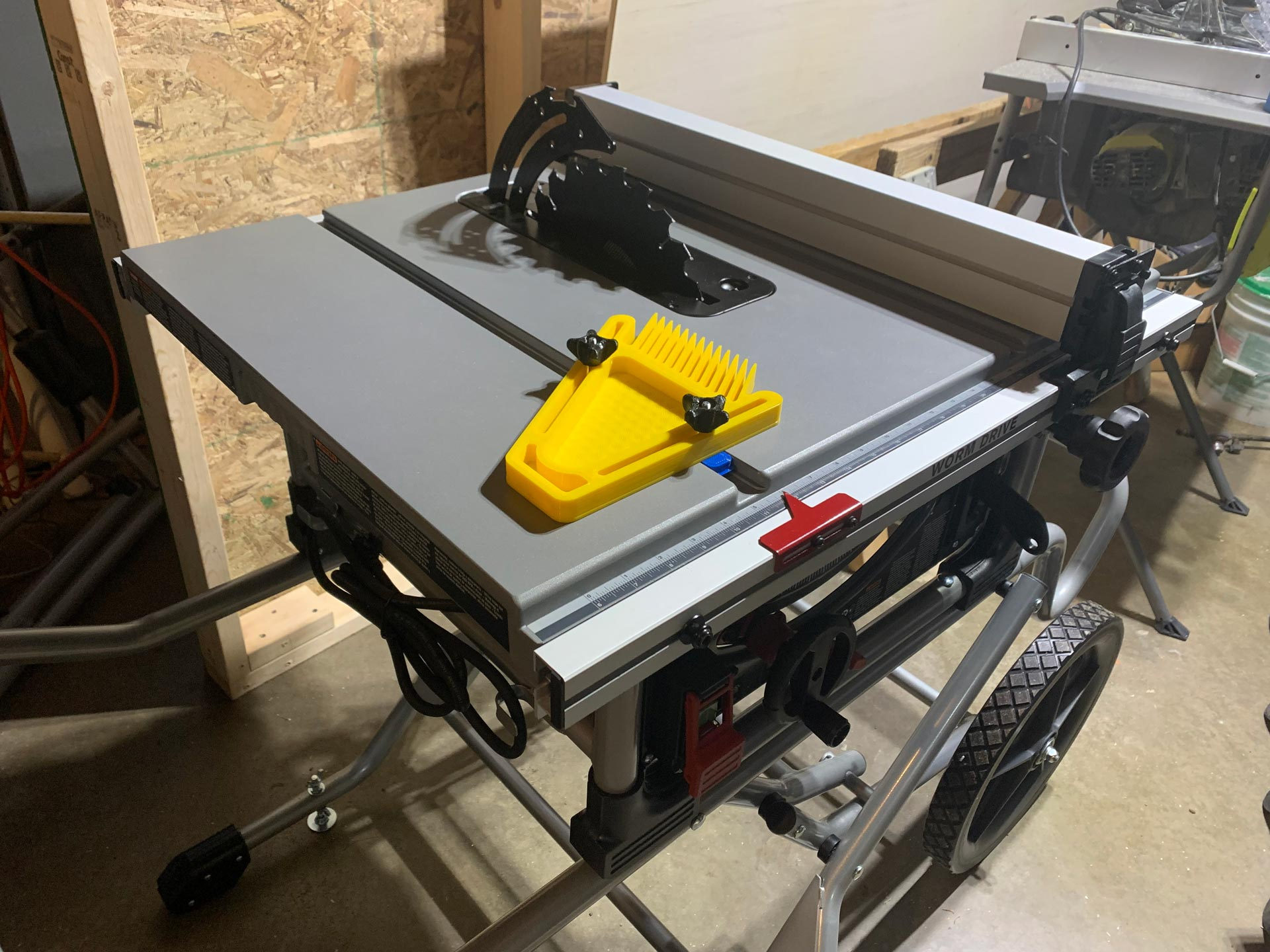 Featherboard for woodworking, no supports needed, with M5 & M6 options for knobs & track slides