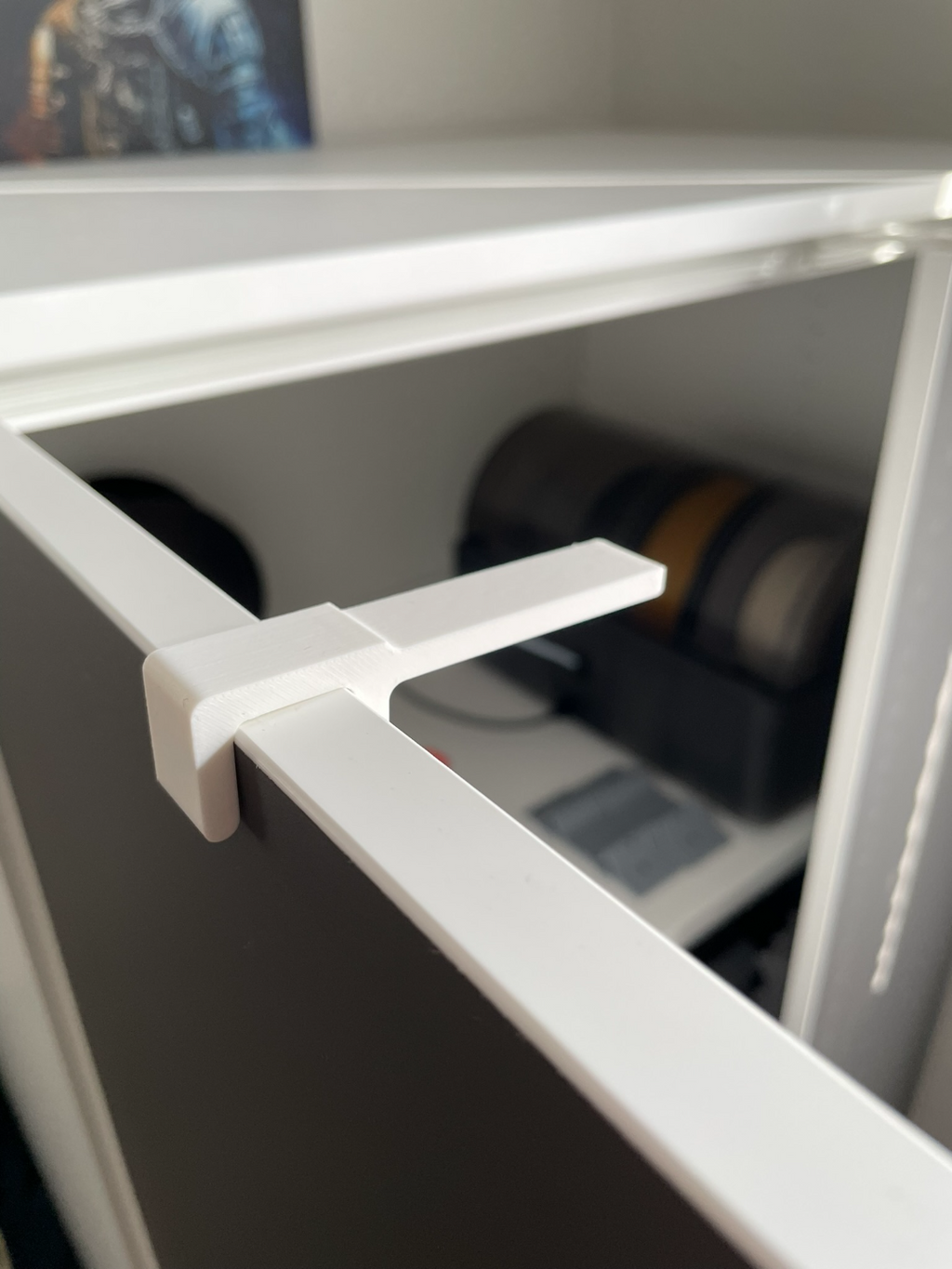 Simple cabinet door holder (spacer)