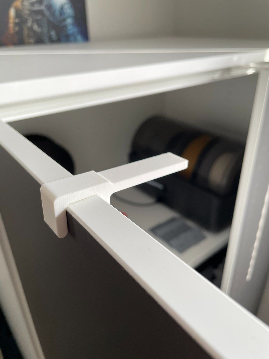 Simple cabinet door holder (spacer)