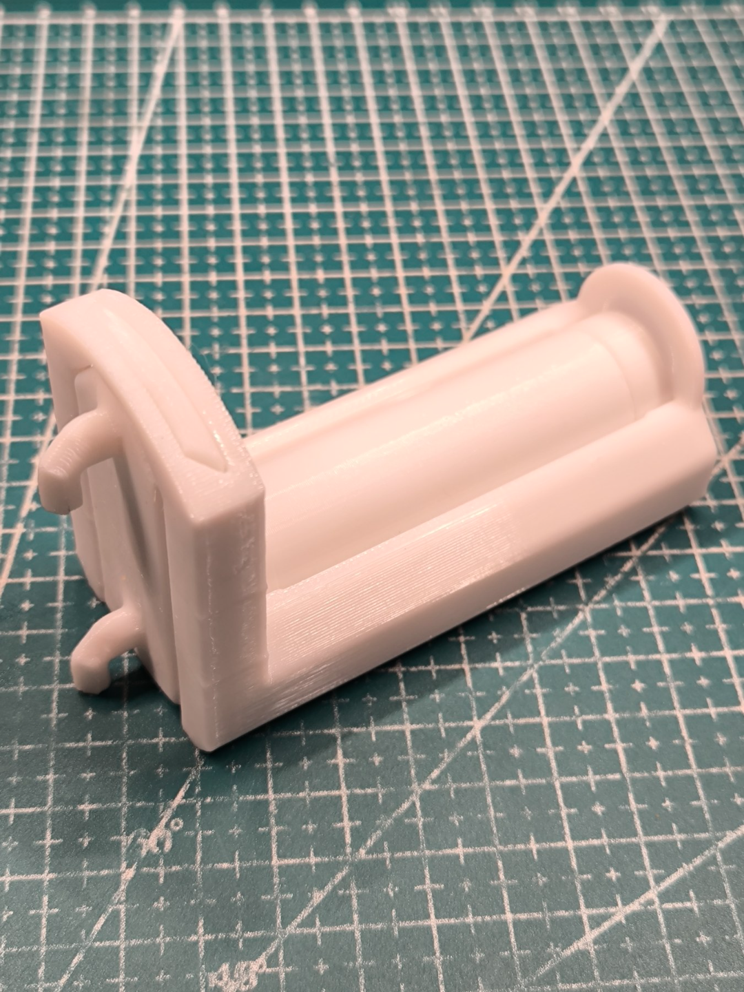 Compact filament spool holder for IKEA Skadis