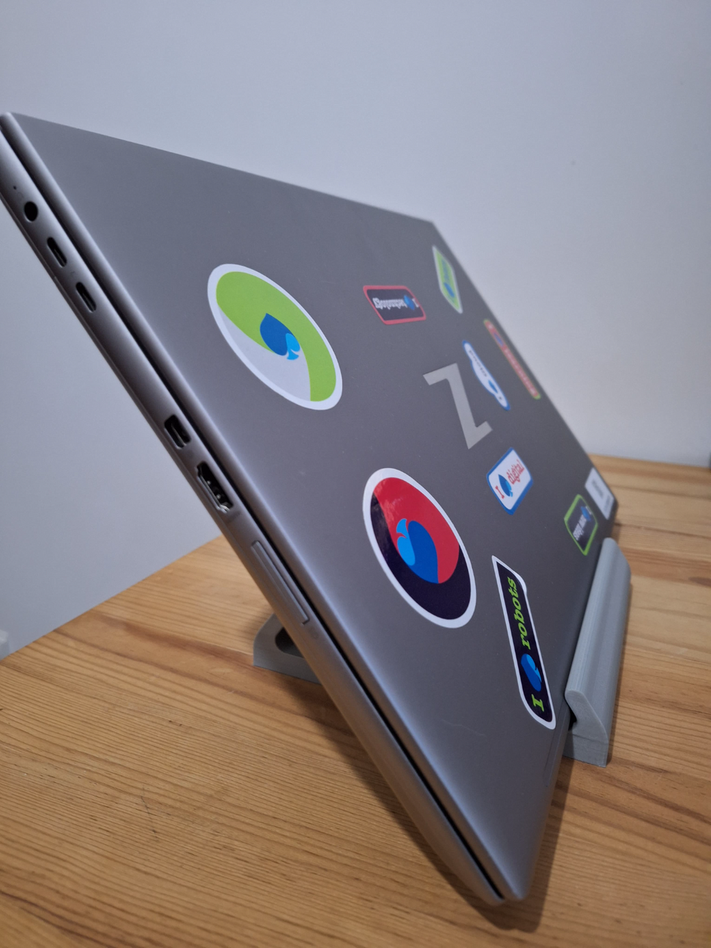 Laptop holder / laptop storage