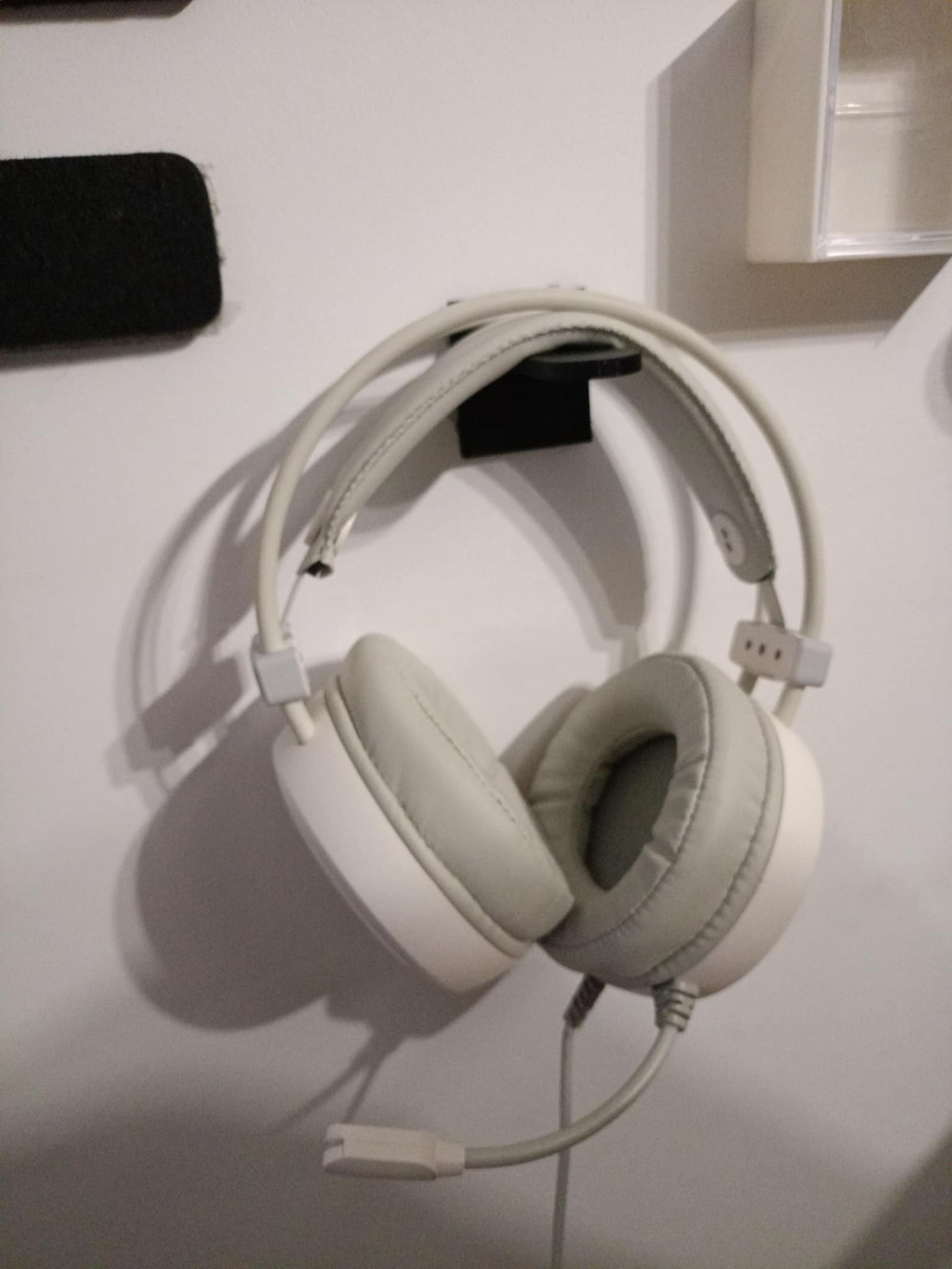 wall headphone stand
