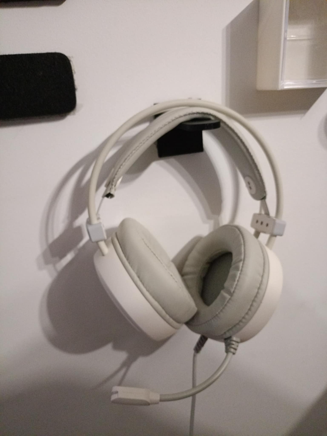 wall headphone stand