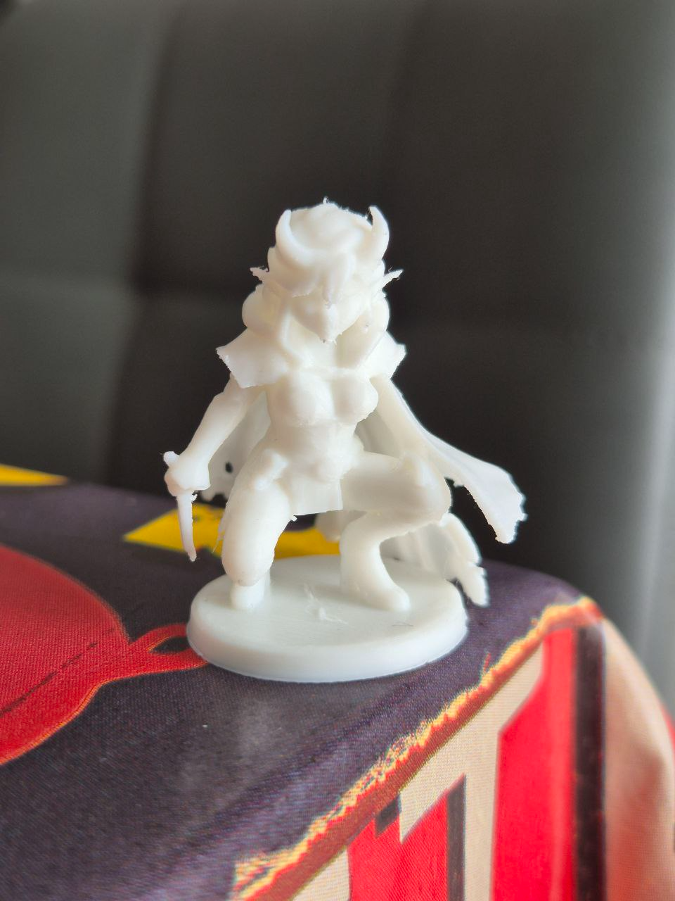 Miniatura di donna ladro tiefling di DnD
