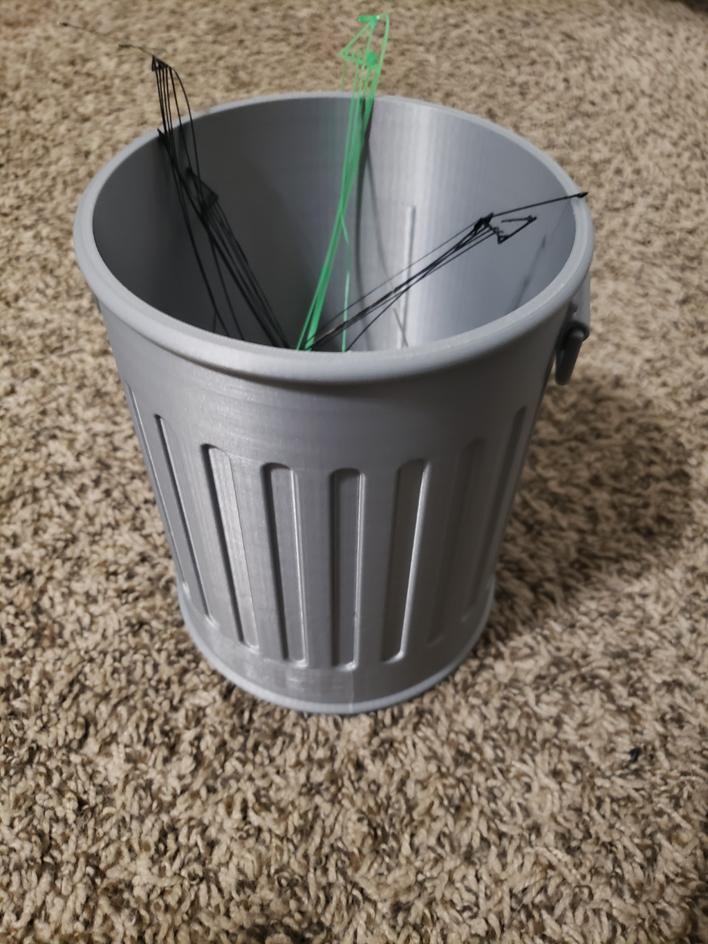 Trashcan with Snug Fit Lid