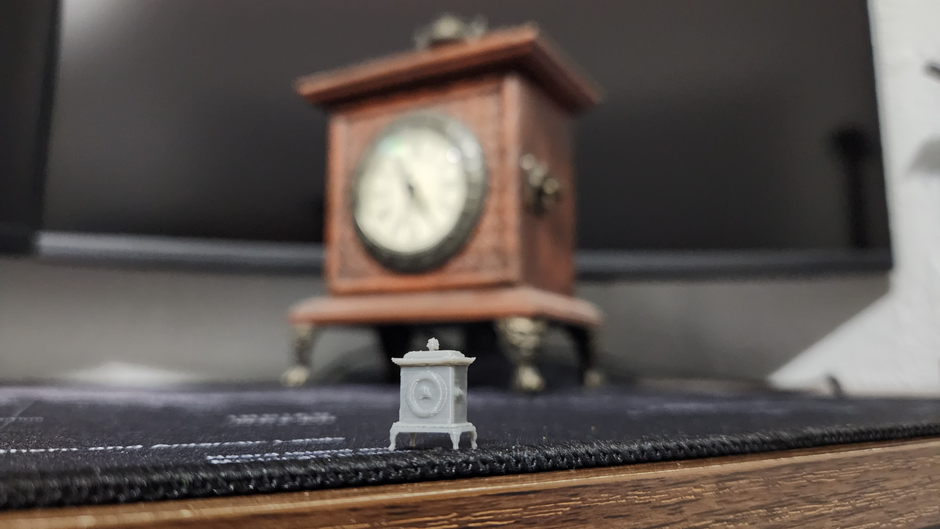 Miniature clock (AI scanner)