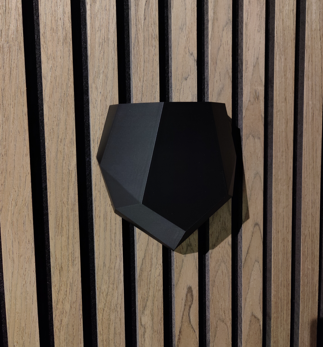 Acoustic wall pot for plastic flowers
