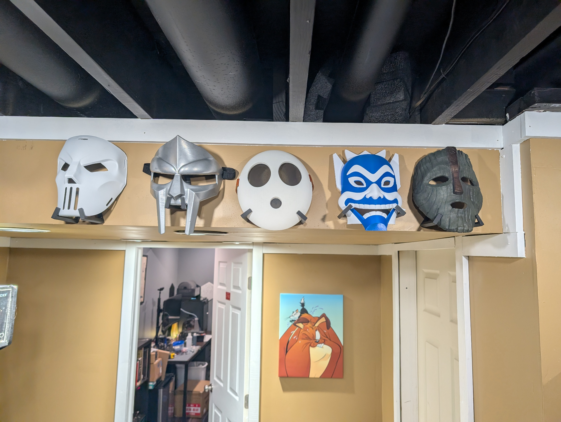Wall hanger for mask or other colectables
