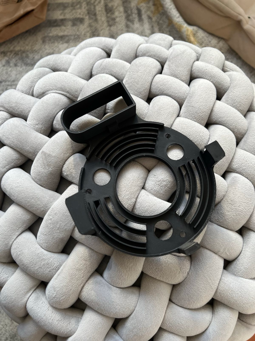 Deco M5 outlet mount with place for wire