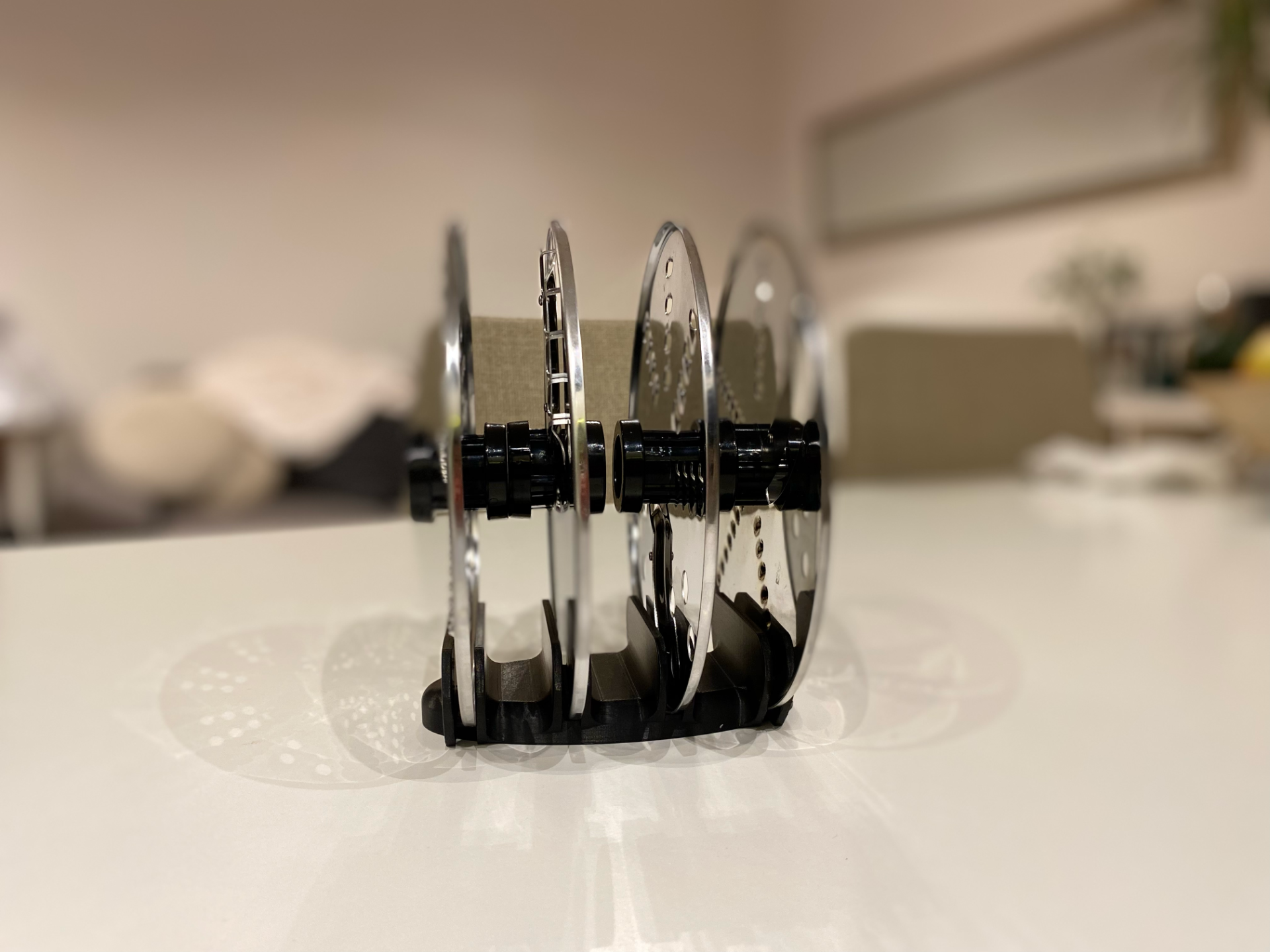 Attachment holder for a kitchen food processor