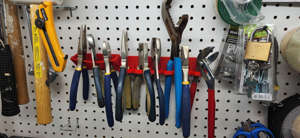 Peg pliers holder v2 (parametrics)