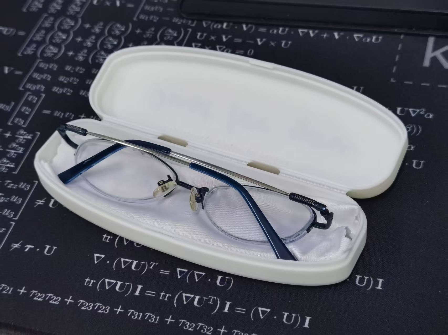 轻量化眼镜盒 / Lightweight Glasses Box