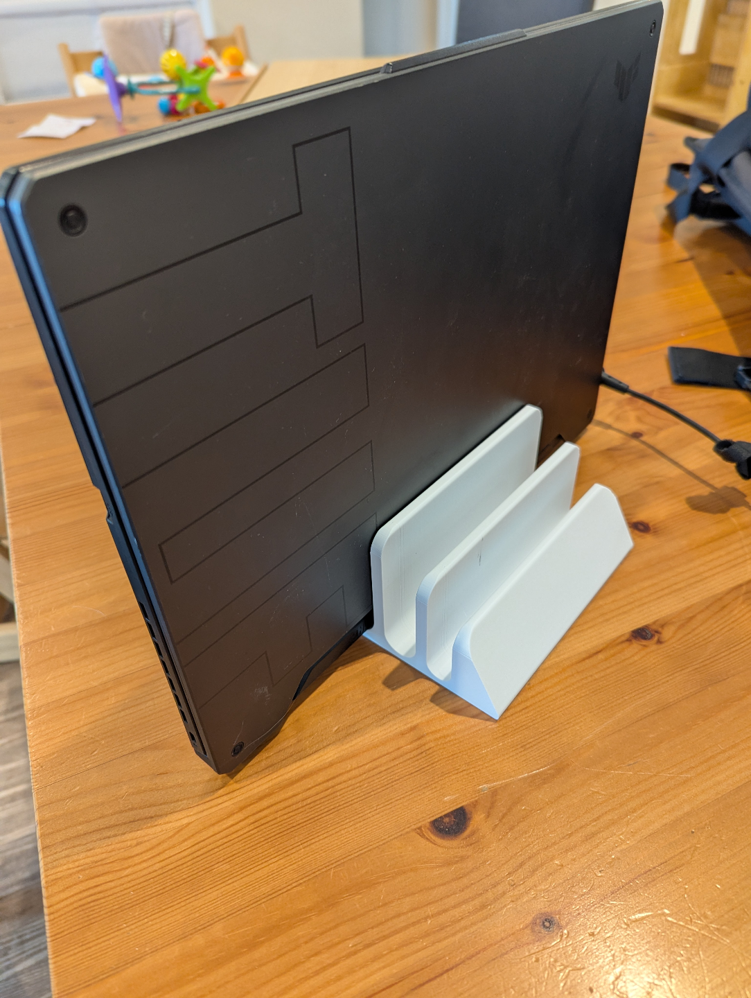 Strong laptop/tablet/Macbook/iPad storage stand