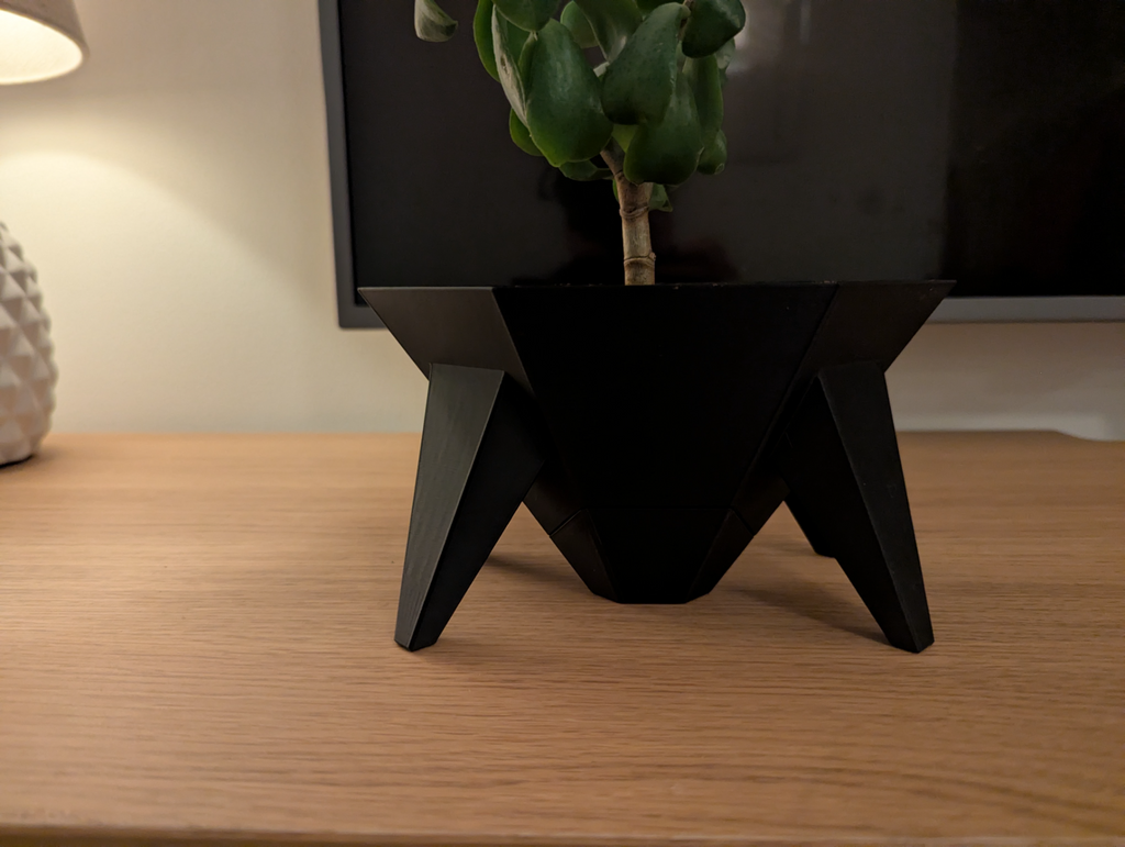 Geometric hex pot planter with legs and drainage