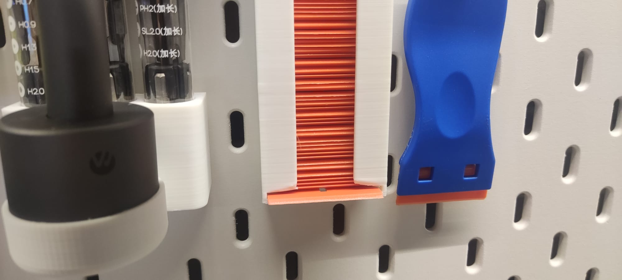 Plastic razor blade dispenser for IKEA Skadis