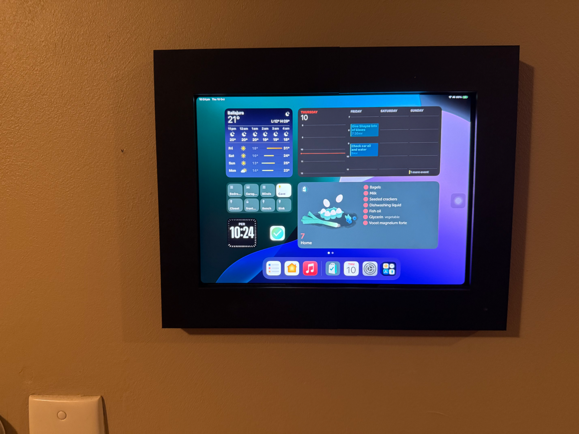 Wall mount with outer frame for iPad Pro 2018