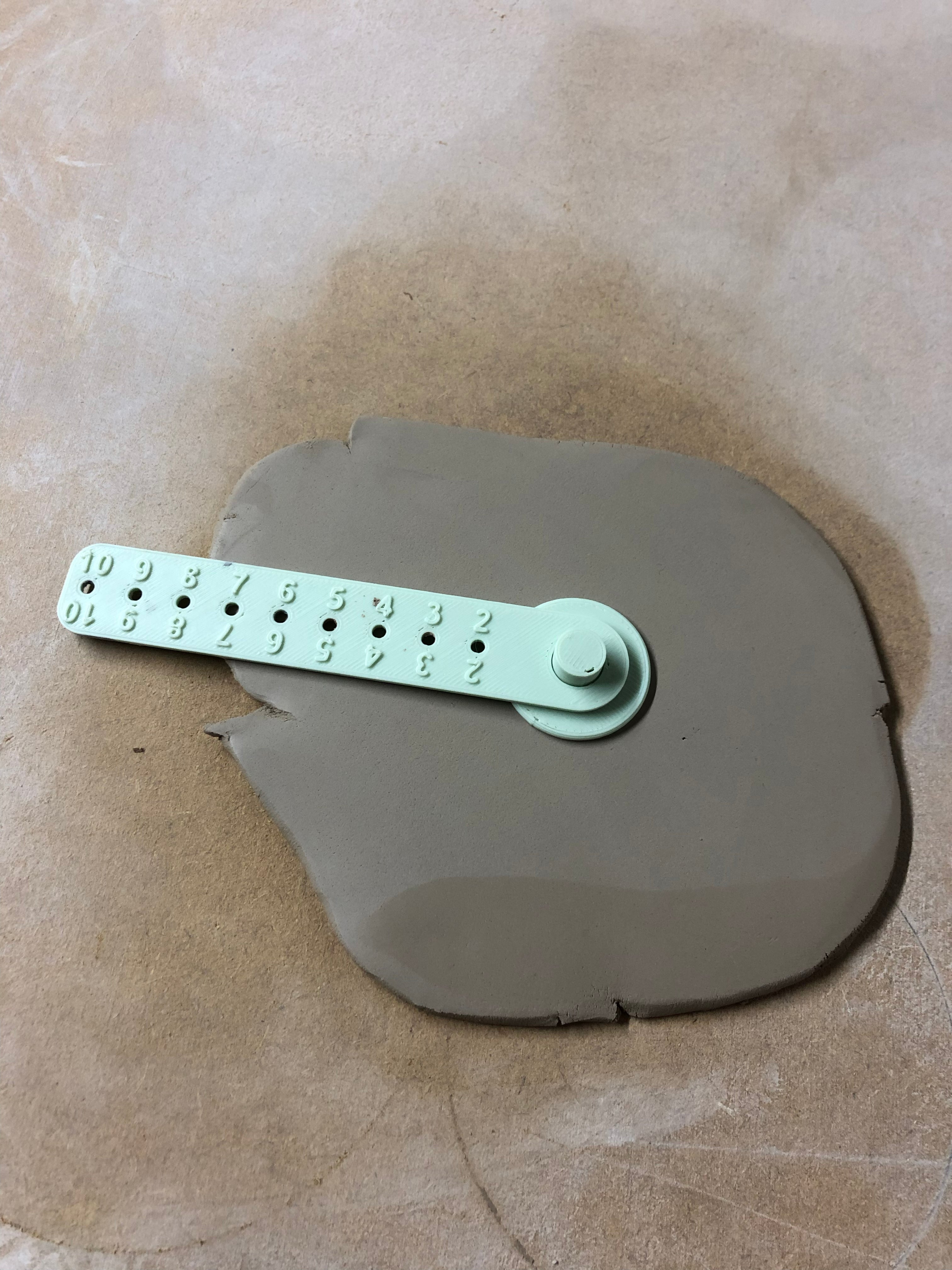 Adjustable circle cutter for clay