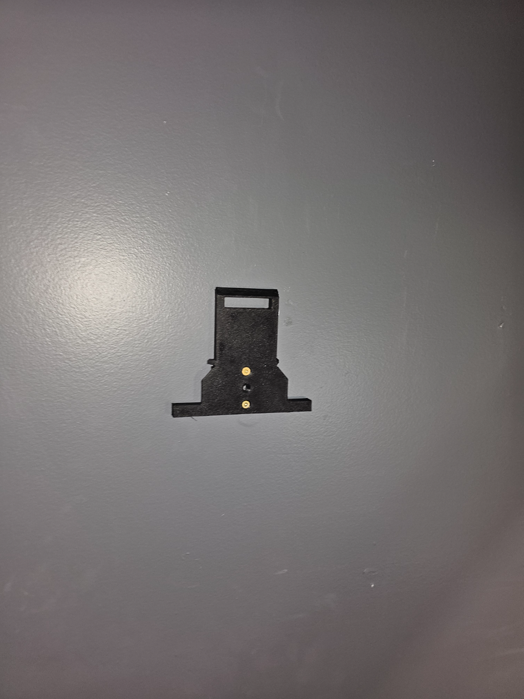 Packout Latching Wall Hanger