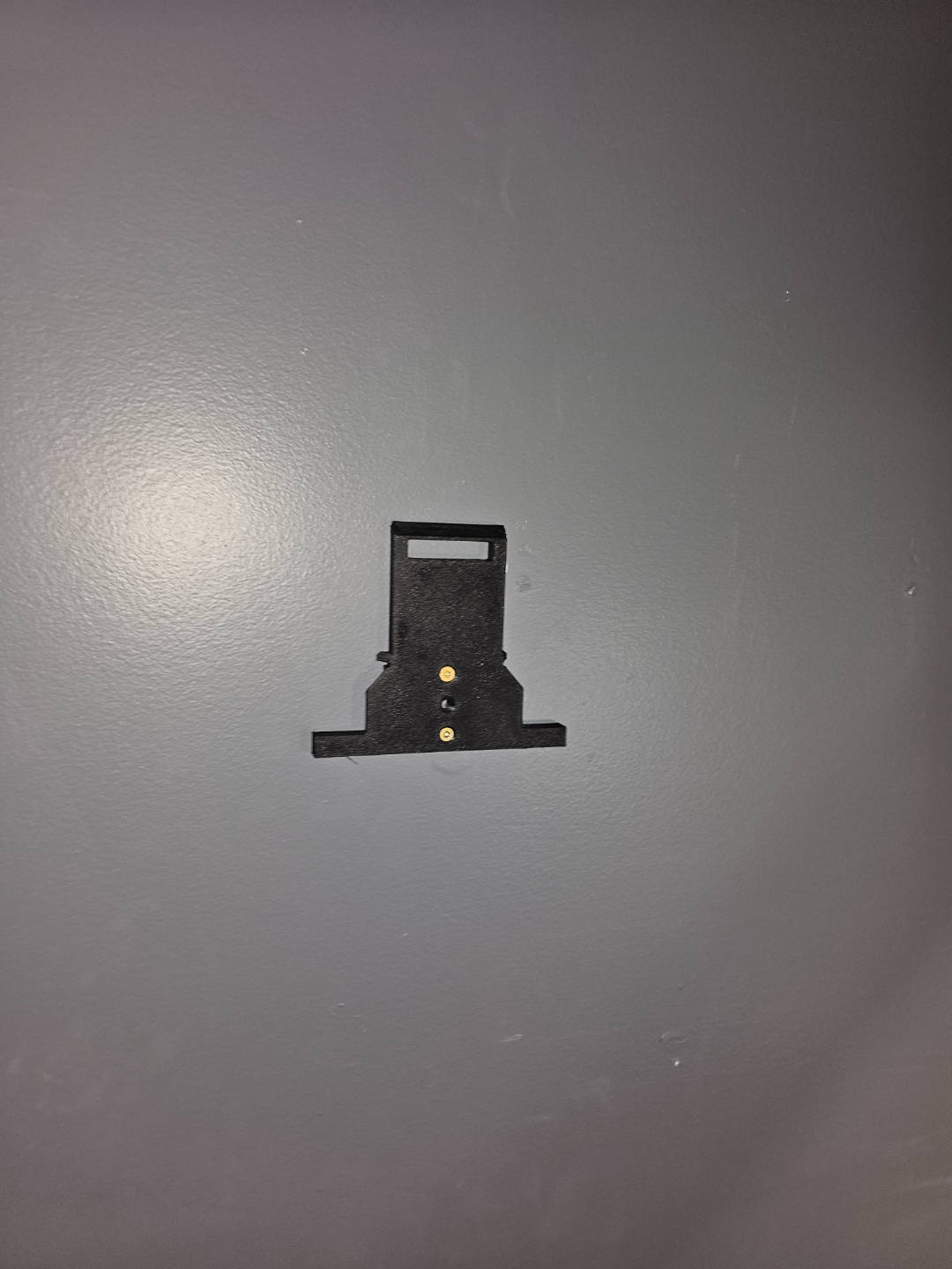 Packout Latching Wall Hanger