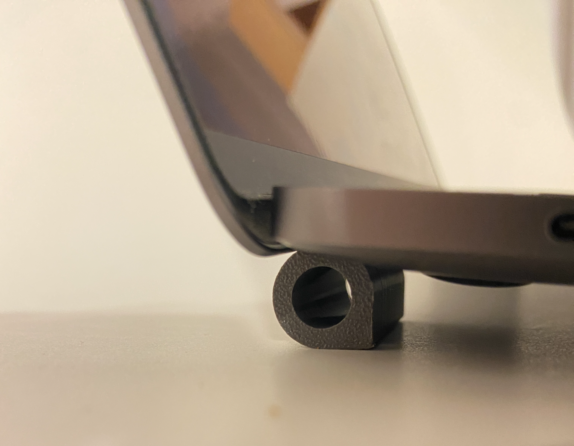 Portable MacBoook raiser/stand