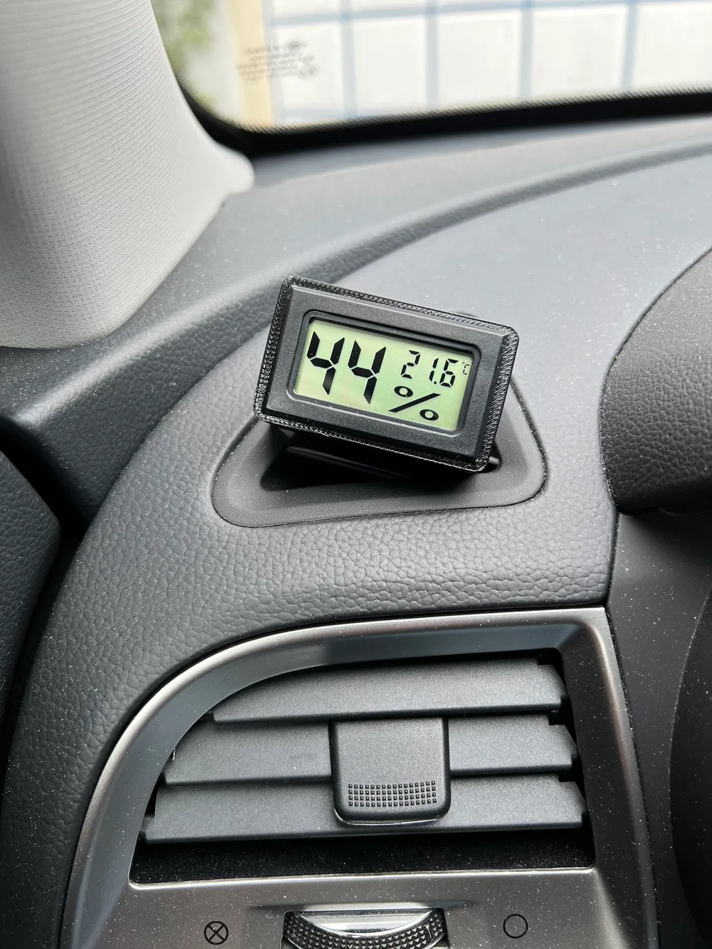 Hygrometer for cars (clips to air vents)
