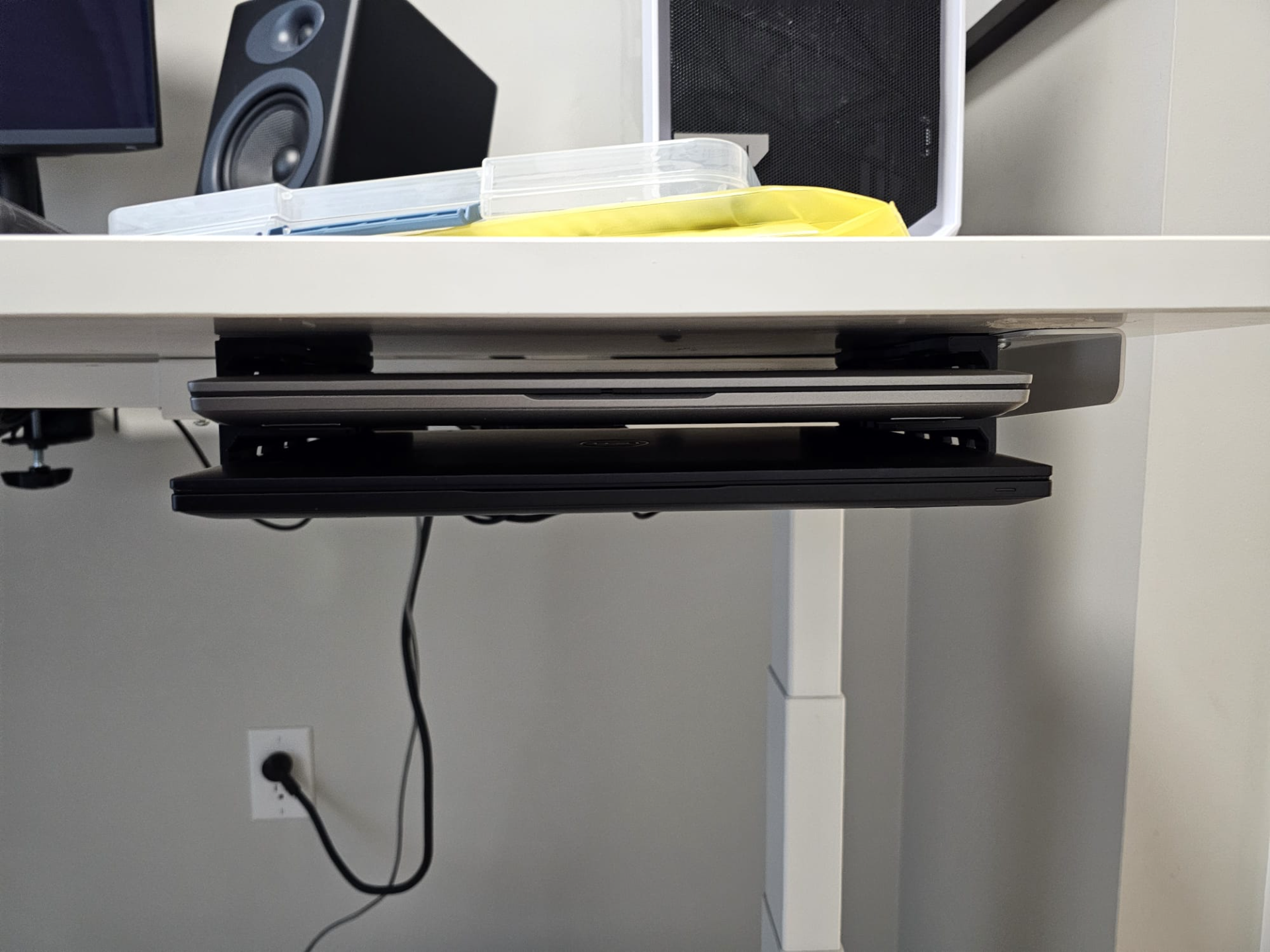 Dual laptop under-desk mount