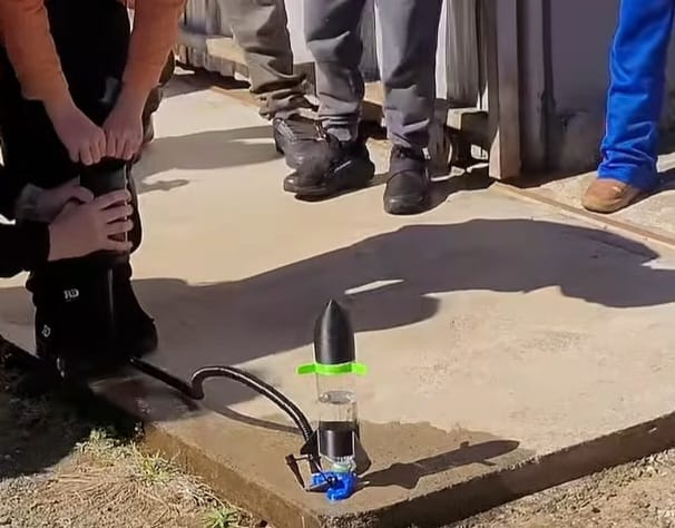 Foguete com garrafa PET (500ml) com lançador