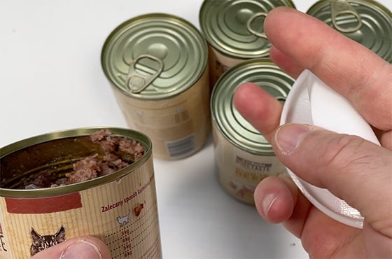 The can lid keeps the cat food fresh