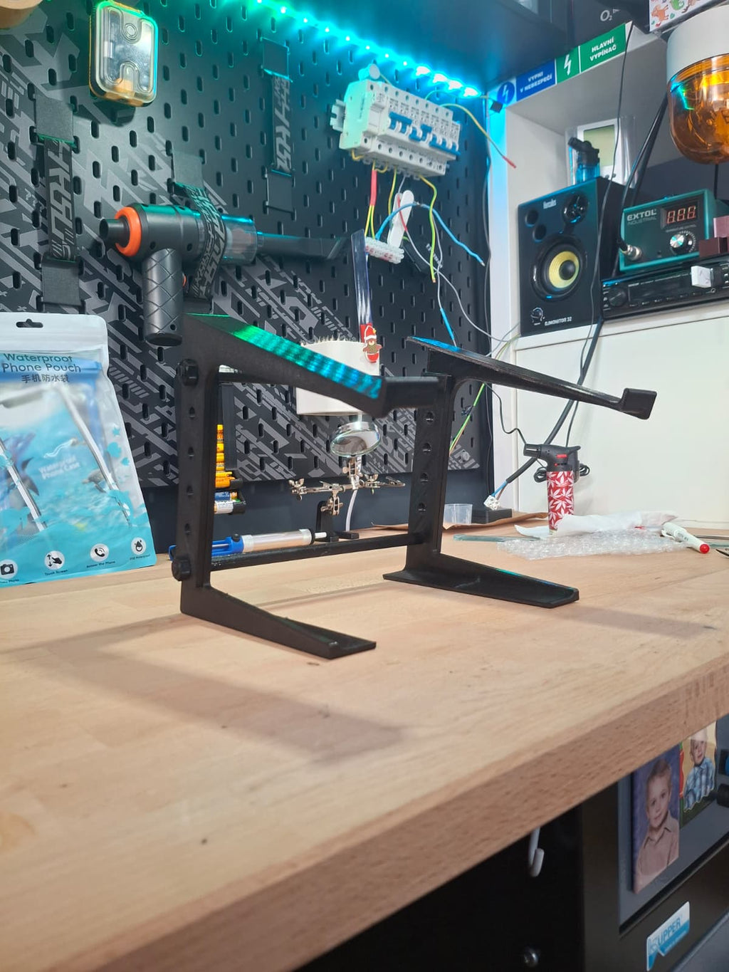 [REMIX] Self-adjusting height DJ laptop stand