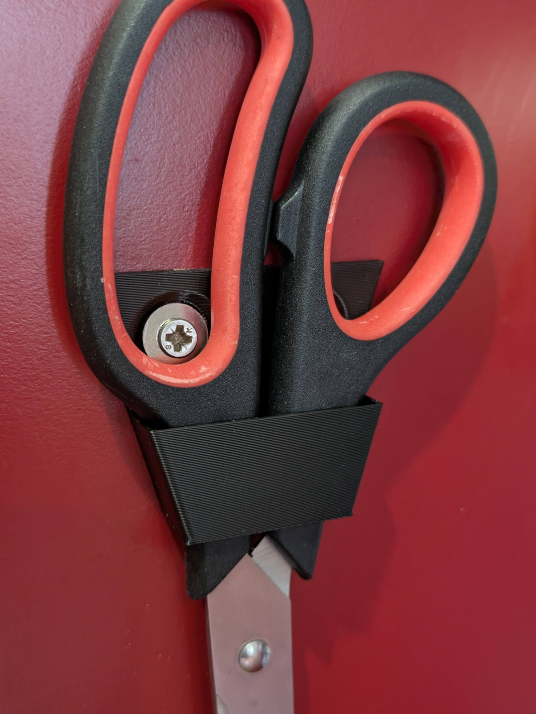 Wall mounted scissors holder