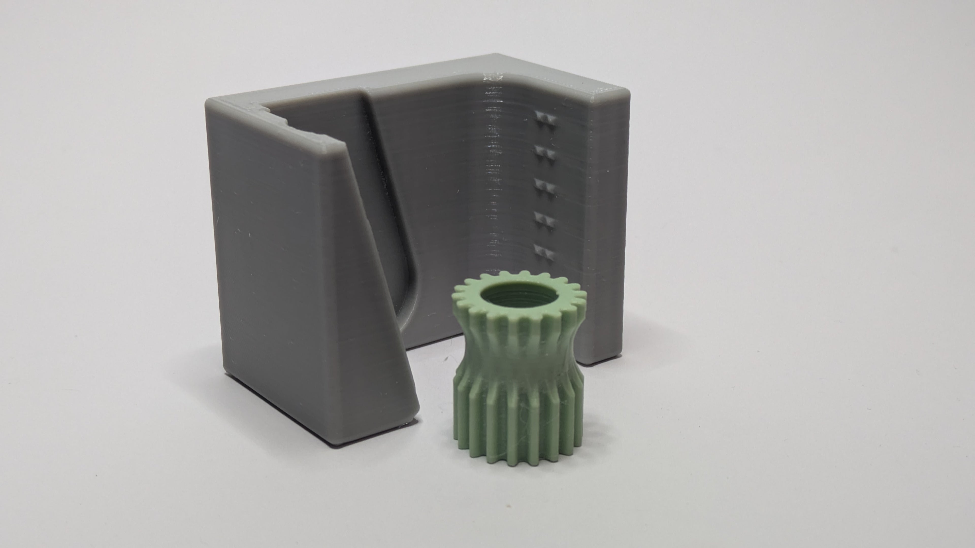 Gravity Broom Holder for Multiboard/openGrid