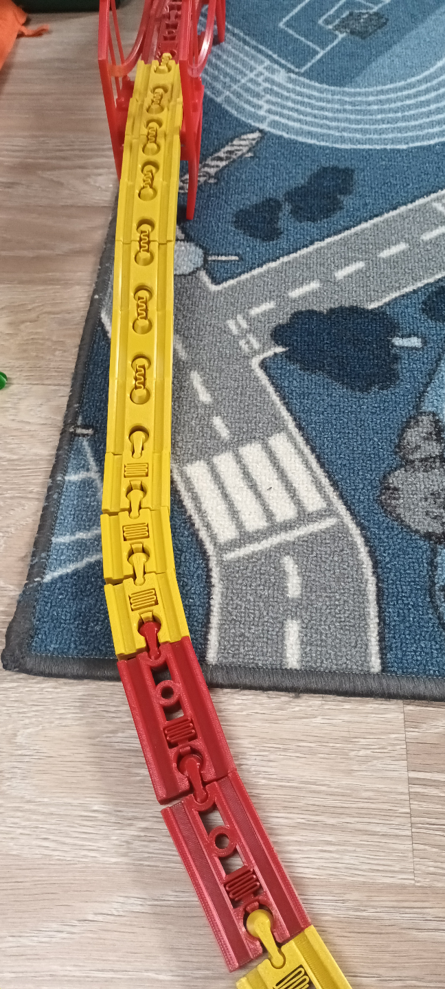Infinity tracks - springy and hinged connectors