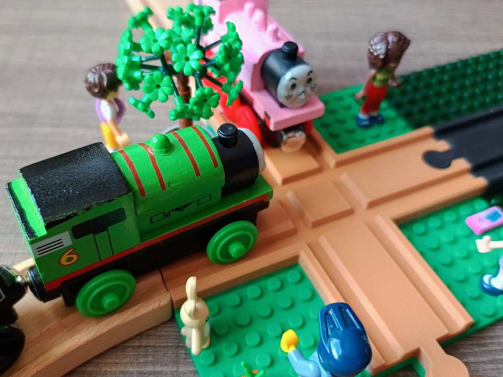 Crossing Rails with LegoBricks plate (wooden rail)