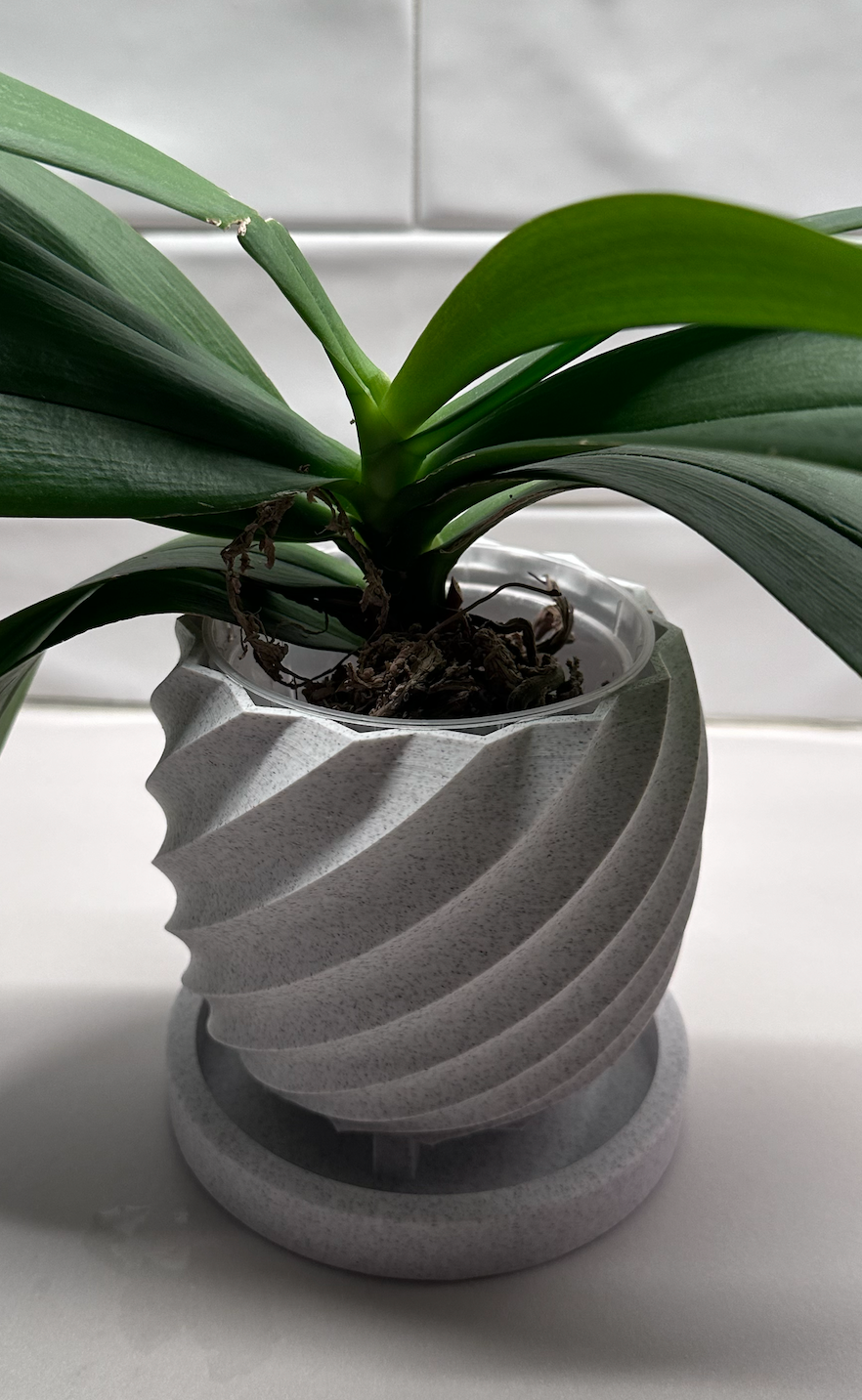 Flower pot with spiral design