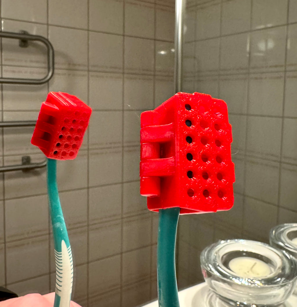Toothbrush travel case with click