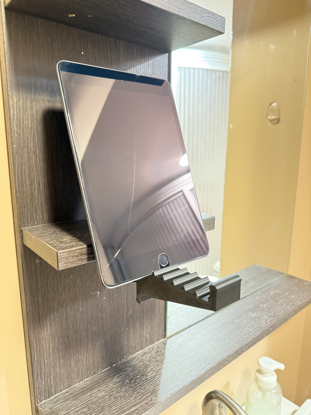 Shelf Phone/Tablet Stand