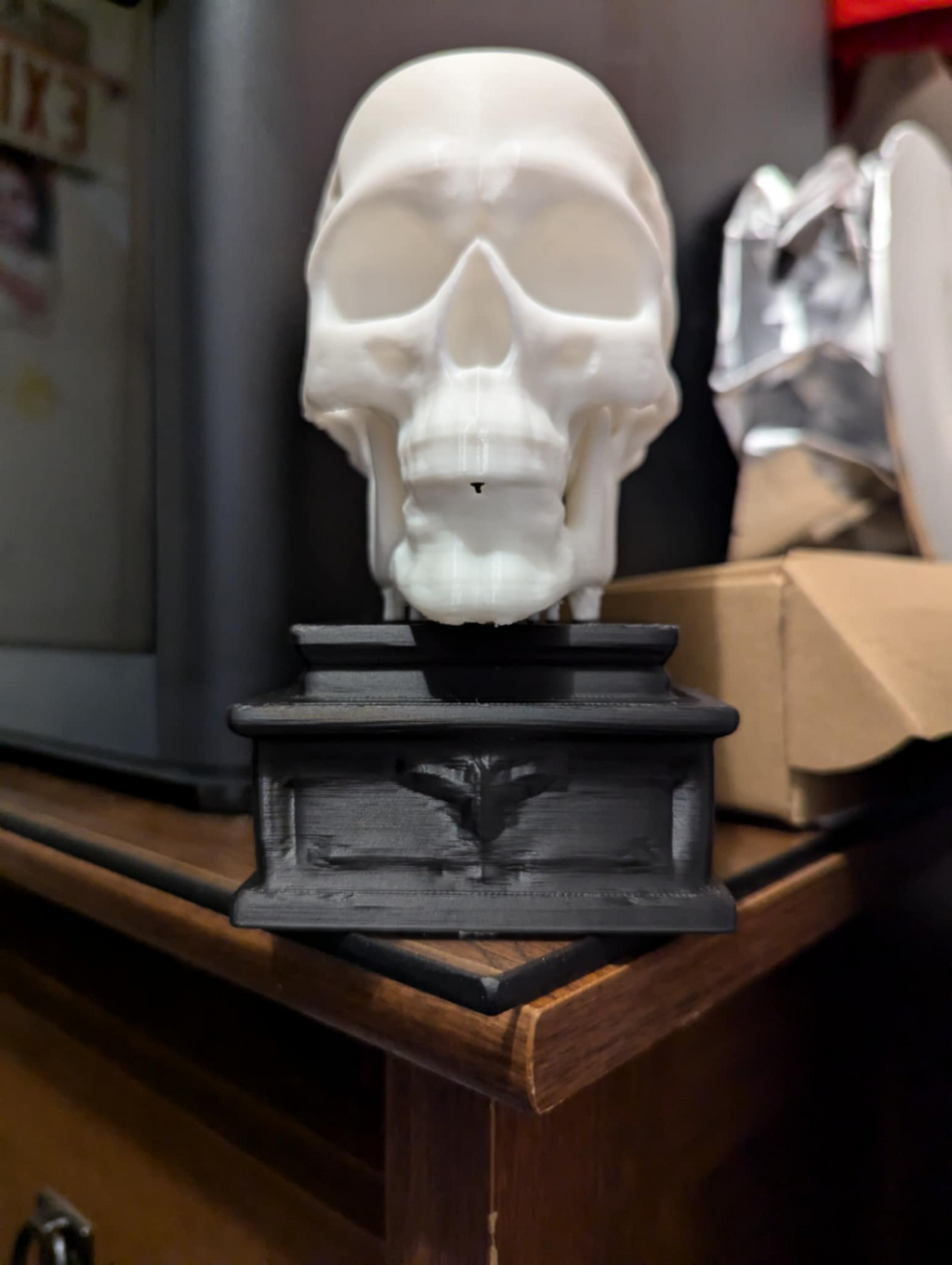 Skull on base