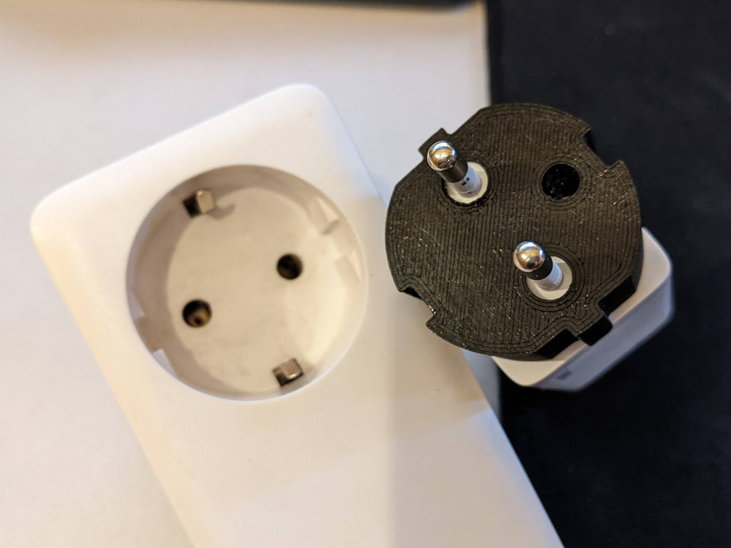 EU plug support with ground hole