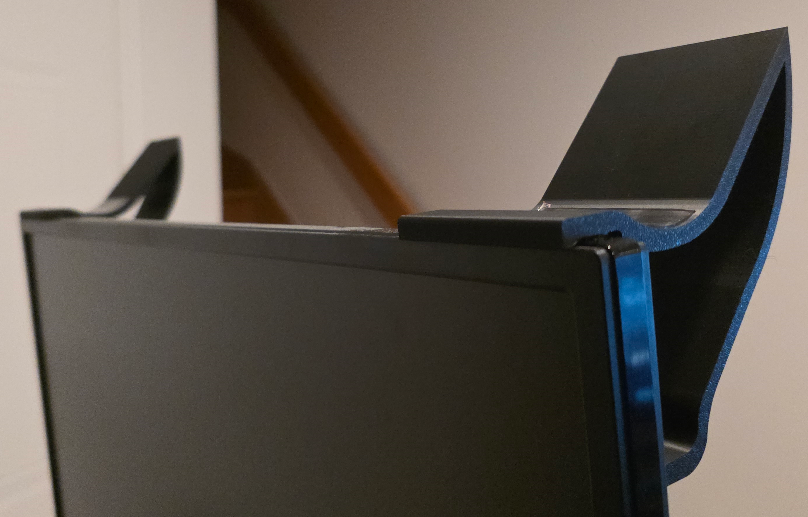 Creative Pebble V3 stand for LG Monitor
